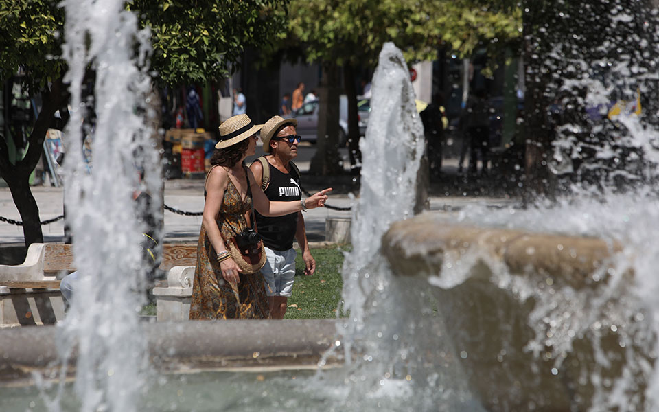 καιρός-καύσωνας-με-αυξημένες-συγκεντ-562003729