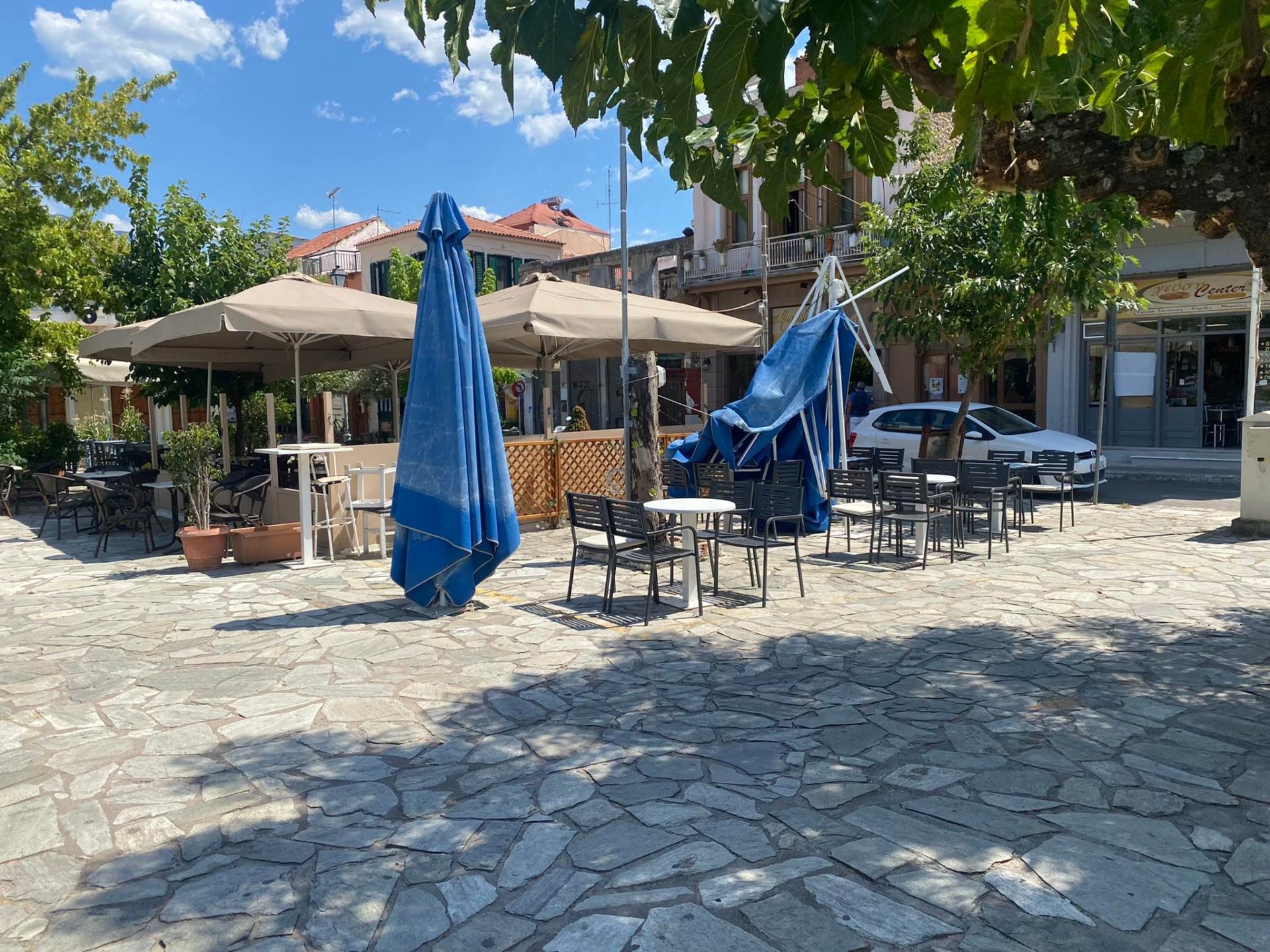 Καλαμάτα: Ζημιές στην πλατεία Όθωνος από ξαφνικό ανεμοστρόβιλο (εικόνες)-1