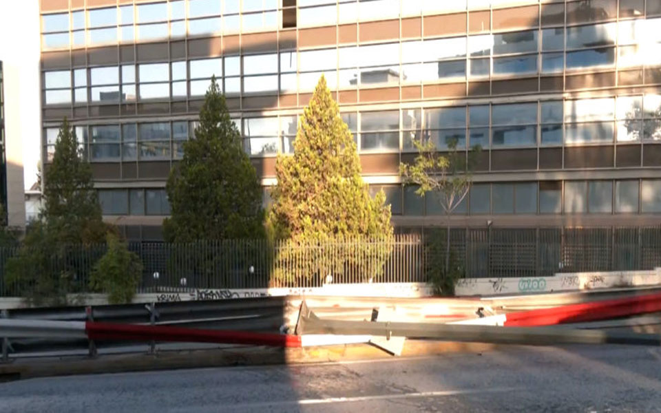 αυτοκίνητο-καρφώθηκε-σε-κολόνα-φωτ-562017235