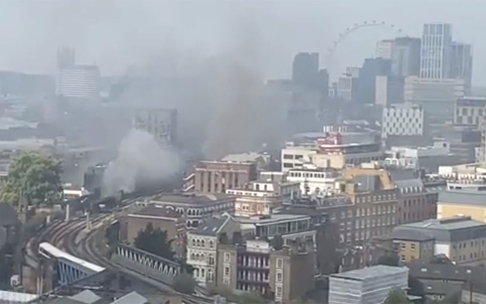 βρετανία-μεγάλη-φωτιά-σε-σιδηροδρομι-562002151