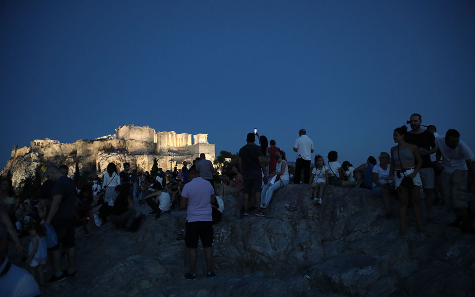 «Μαγεύει» η Αυγουστιάτικη Πανσέληνος (εικόνες)-2