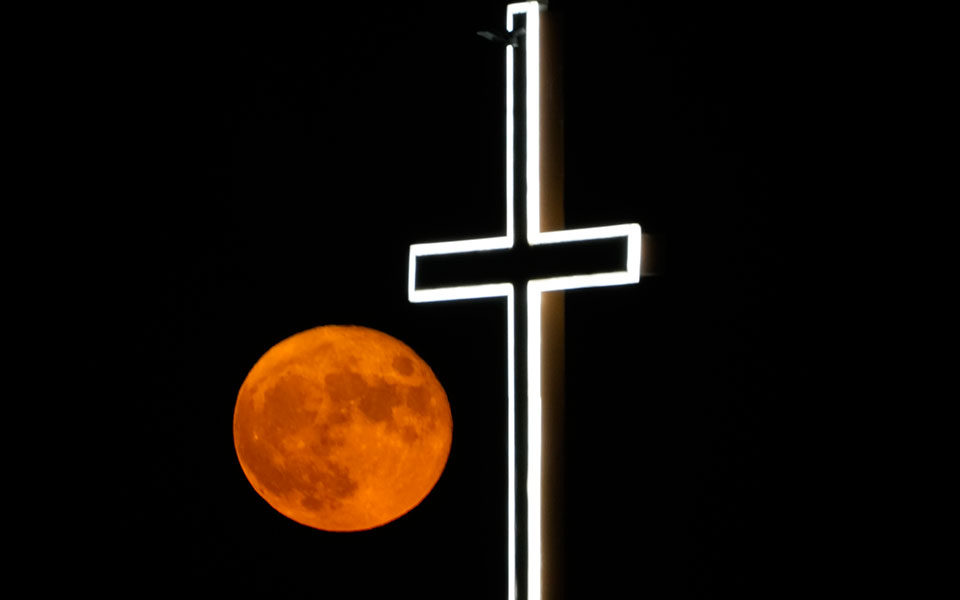 «Μαγεύει» η Αυγουστιάτικη Πανσέληνος (εικόνες)-4