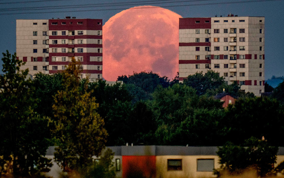 «Μαγεύει» η Αυγουστιάτικη Πανσέληνος (εικόνες)-6