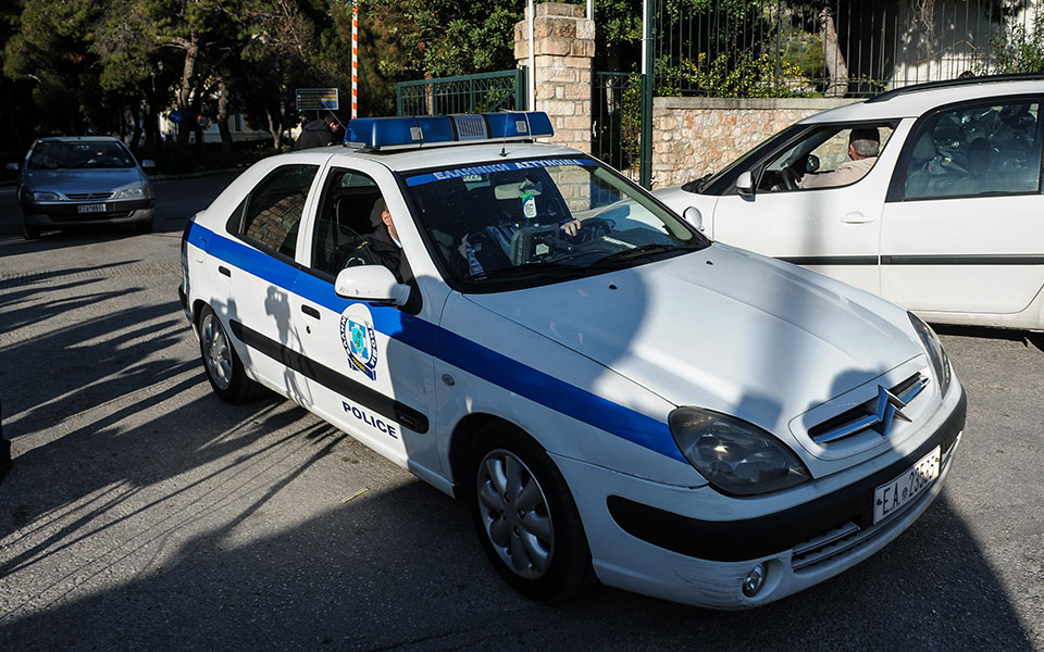 νάξος-χειροπέδες-σε-τρία-άτομα-για-κατ-561996688