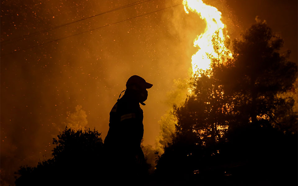 μάχη-με-τις-φλόγες-σε-κέρκυρα-κορινθία-562007758