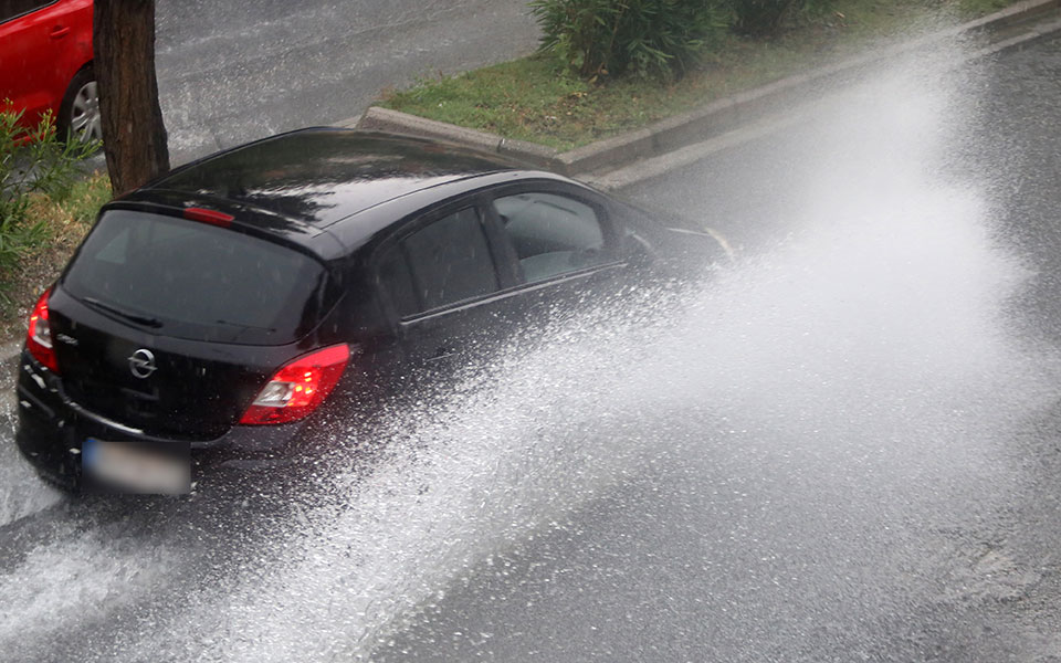 καιρός-τριήμερο-με-βροχές-και-καταιγί-561996622