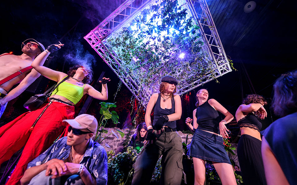 Ουκρανία: Οι ρέιβερς ξεφεύγουν από τη φρίκη του πολέμου-1