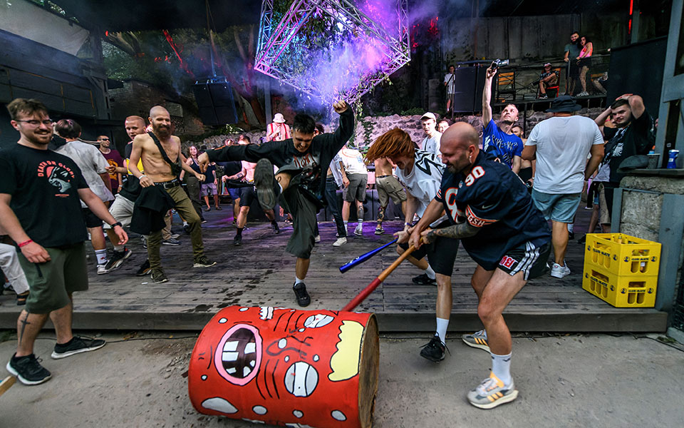 Ουκρανία: Οι ρέιβερς ξεφεύγουν από τη φρίκη του πολέμου-2