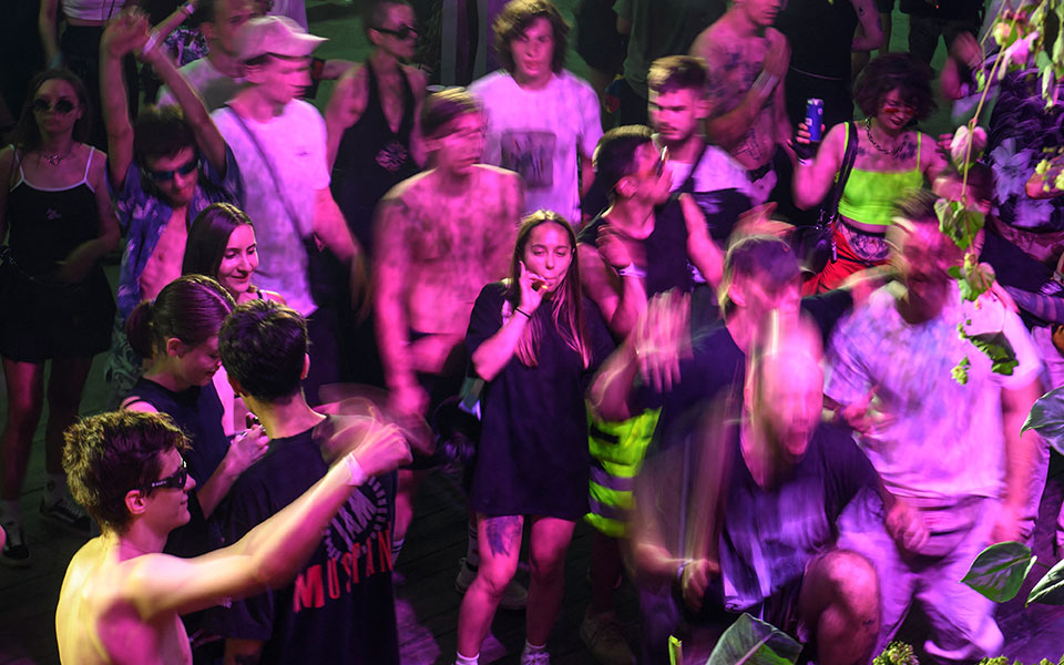 Ουκρανία: Οι ρέιβερς ξεφεύγουν από τη φρίκη του πολέμου-3