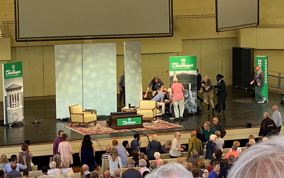 ΗΠΑ: Εκτός μηχανικής υποστήριξης ο Σαλμάν Ρουσντί – Κατάφερε να μιλήσει-1