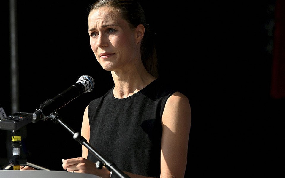 σάνα-μάριν-με-δάκρυα-στα-μάτια-υπερασπ-562011538