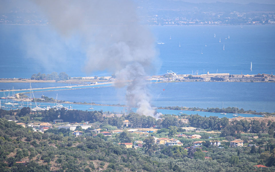 φωτιά-στη-λευκάδα-σπεύδουν-ενισχύσε-562007992