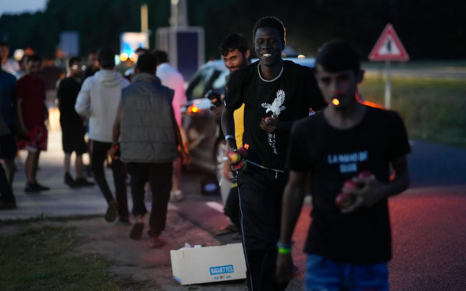 Ολλανδία: Αιτούντες άσυλο απομακρύνθηκαν από ένα υπερπλήρες κέντρο υποδοχής-1