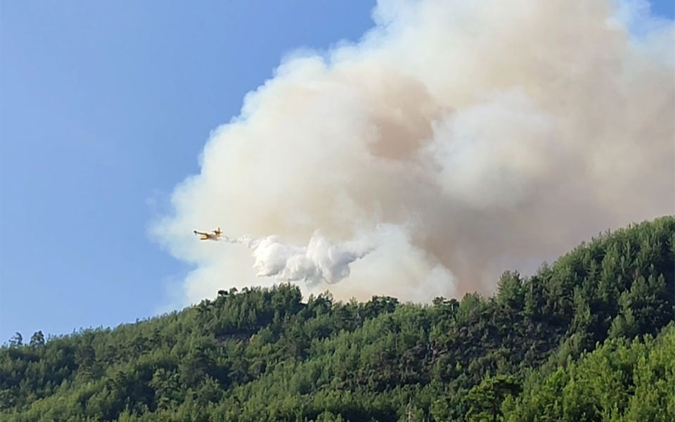 Πυρκαγιά στη Θάσο: Ενισχύονται οι δυνάμεις πυρόσβεσης – Μήνυμα του 112 για τα Κοίνυρα-1