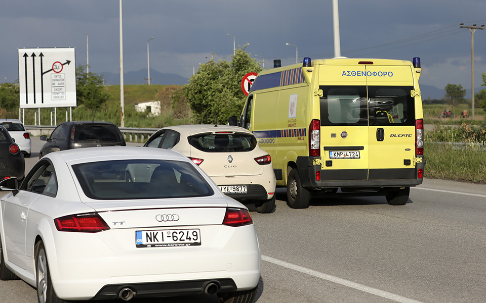 μια-νεκρή-και-δύο-τραυματίες-σε-τροχαί-561999085