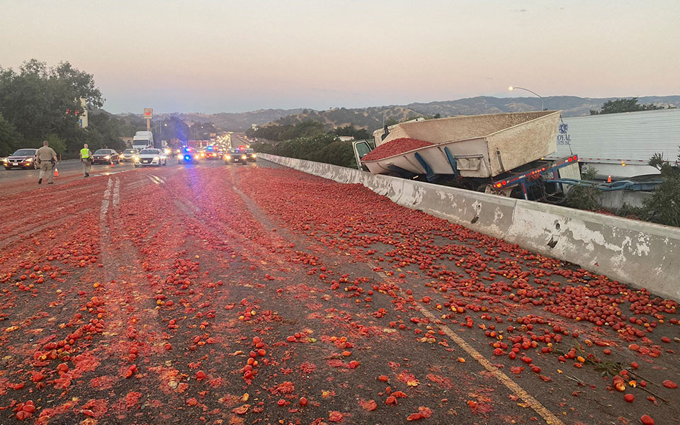 Καλιφόρνια: 150.000 ντομάτες προκάλεσαν κυκλοφοριακό χάος-1