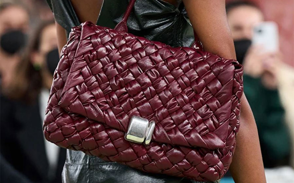 τσάντες-τα-9-bag-trends-για-το-φθινόπωρο-2022-561984175