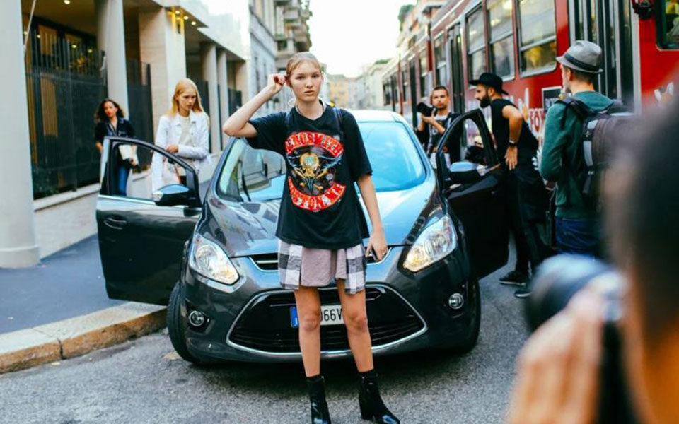 band-t-shirt-οι-street-stylers-μας-δείχνουν-πώς-να-το-συνδυάσ-562007554