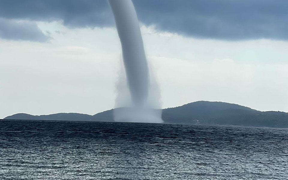 εντυπωσιακός-υδροστρόβιλος-στη-χαλκ-561999895