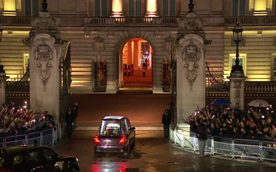 Το Λονδίνο υποδέχεται τη βασίλισσα Ελισάβετ-1