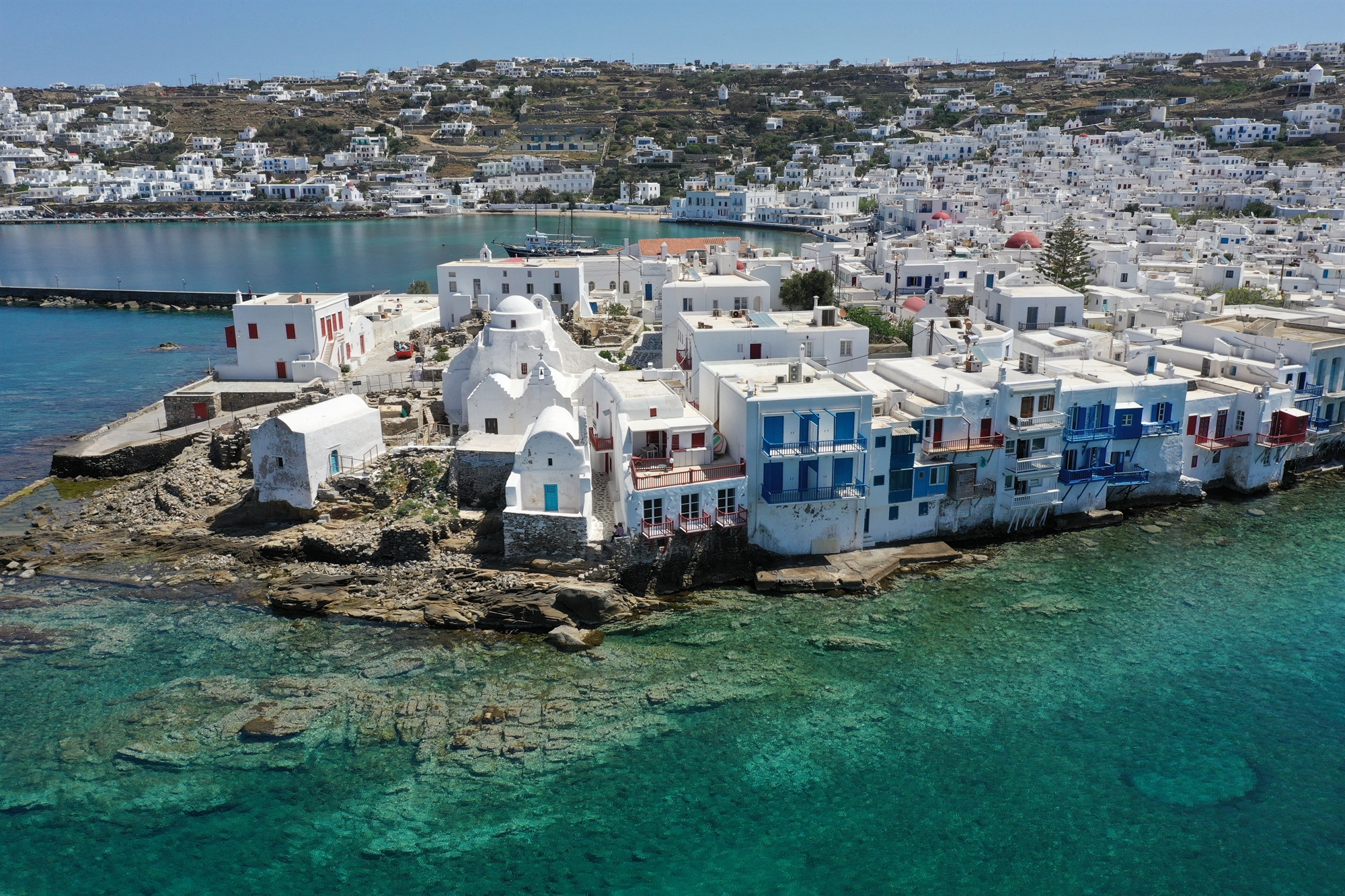 μύκονος-και-σαντορίνη-στον-δρόμο-του-π-562028785