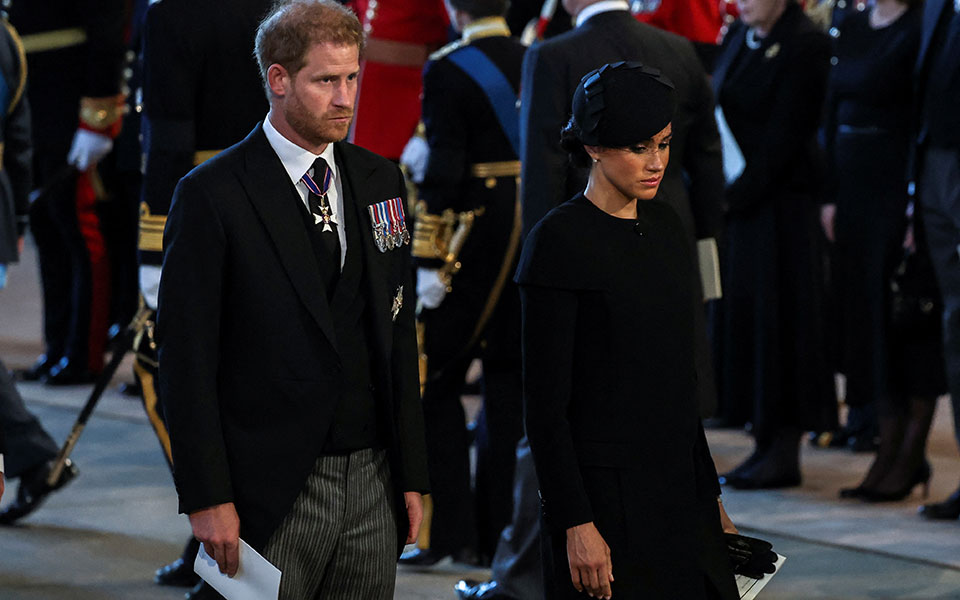 Γουέστμινστερ: Σε λαϊκό προσκύνημα η σορός της βασίλισσας Ελισάβετ (live εικόνα)-5