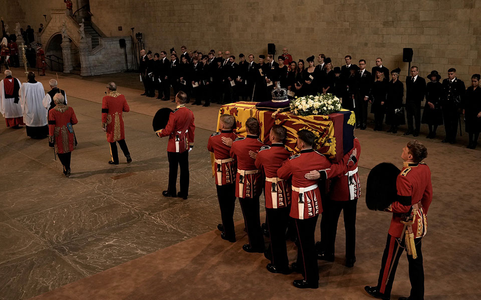 Γουέστμινστερ: Σε λαϊκό προσκύνημα η σορός της βασίλισσας Ελισάβετ (live εικόνα)-4