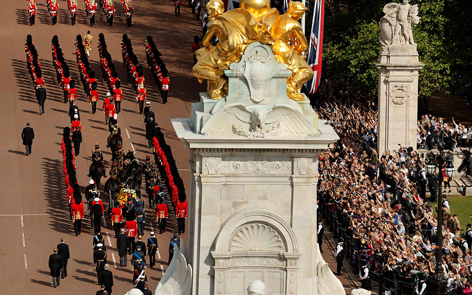 Γουέστμινστερ: Σε λαϊκό προσκύνημα η σορός της βασίλισσας Ελισάβετ (live εικόνα)-3