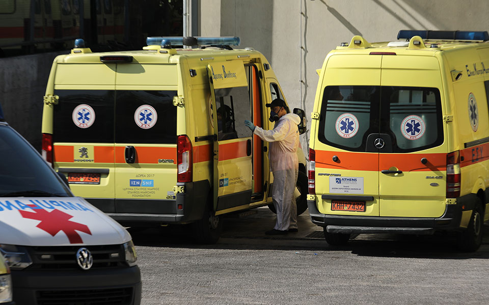 Υποστελέχωση ΕΚΑΒ στα νησιά: «Ένα ασθενοφόρο ίσον κανένα»-1