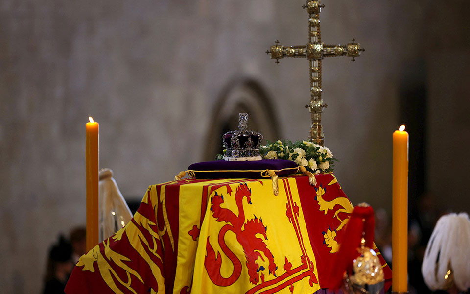 Γουέστμινστερ: Σε λαϊκό προσκύνημα η σορός της βασίλισσας Ελισάβετ (live εικόνα)-1