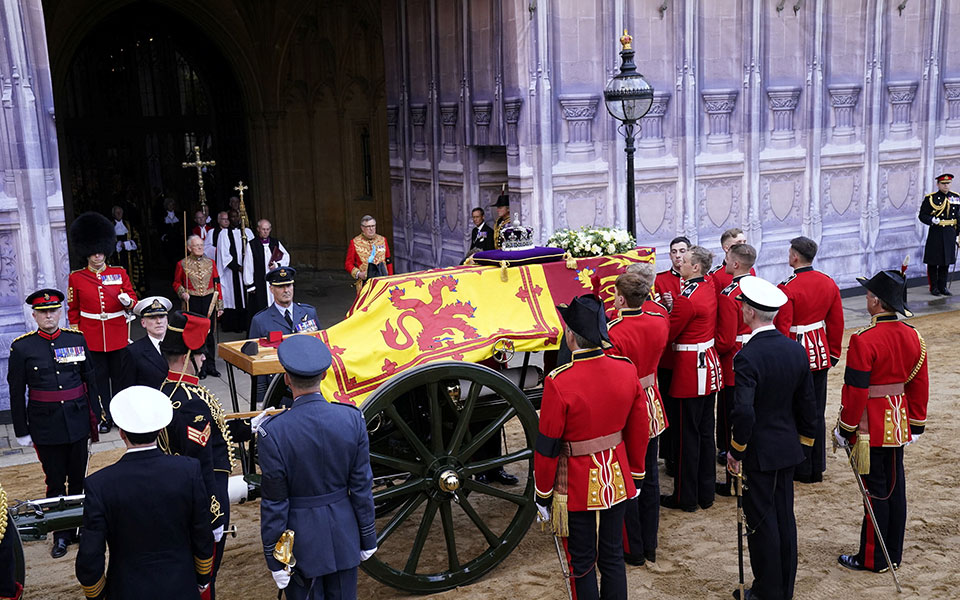 Γουέστμινστερ: Σε λαϊκό προσκύνημα η σορός της βασίλισσας Ελισάβετ (live εικόνα)-2