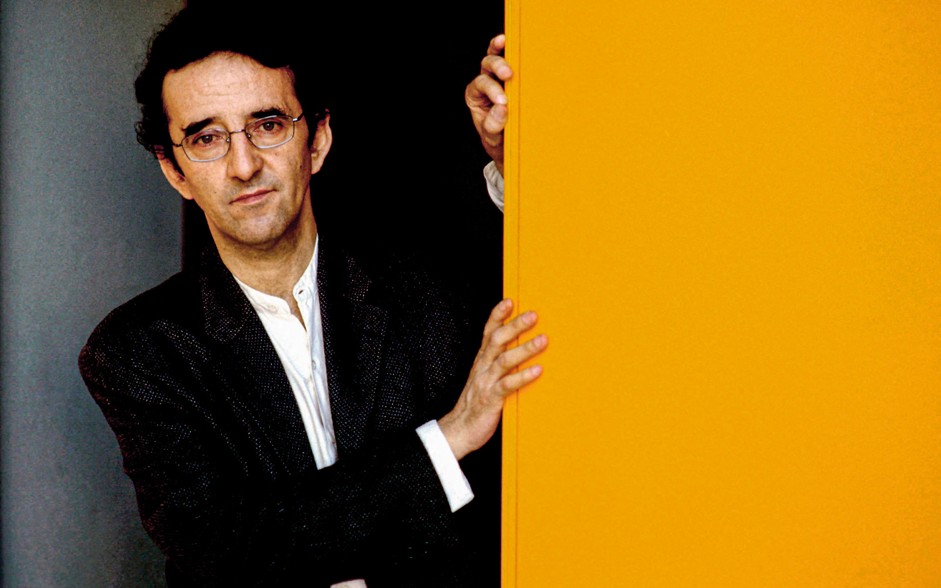 συγγραφέας-με-τέσσερα-χέρια-562043302