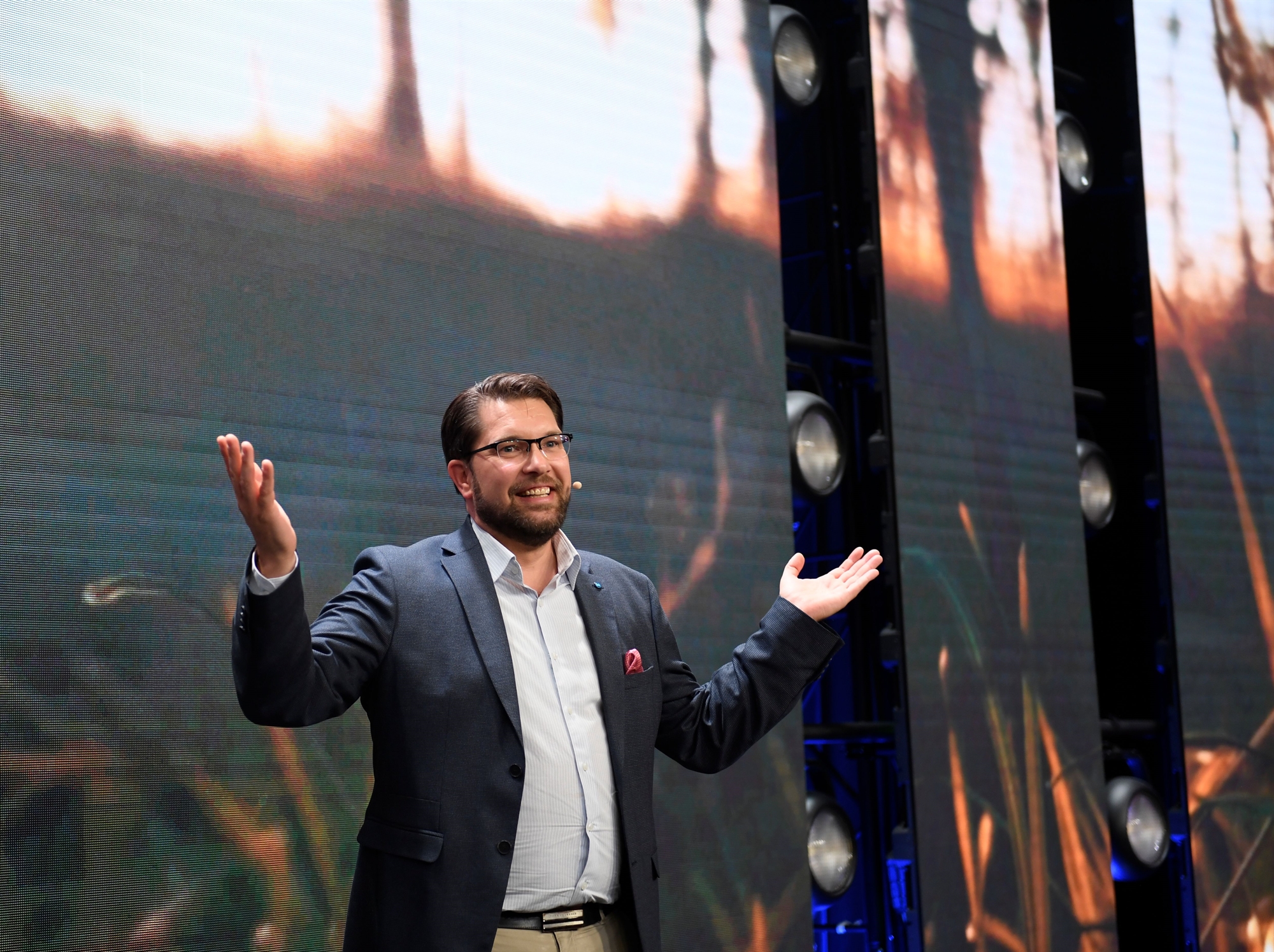 νέο-σκηνικό-συστημικού-νατιβισμού-562060225