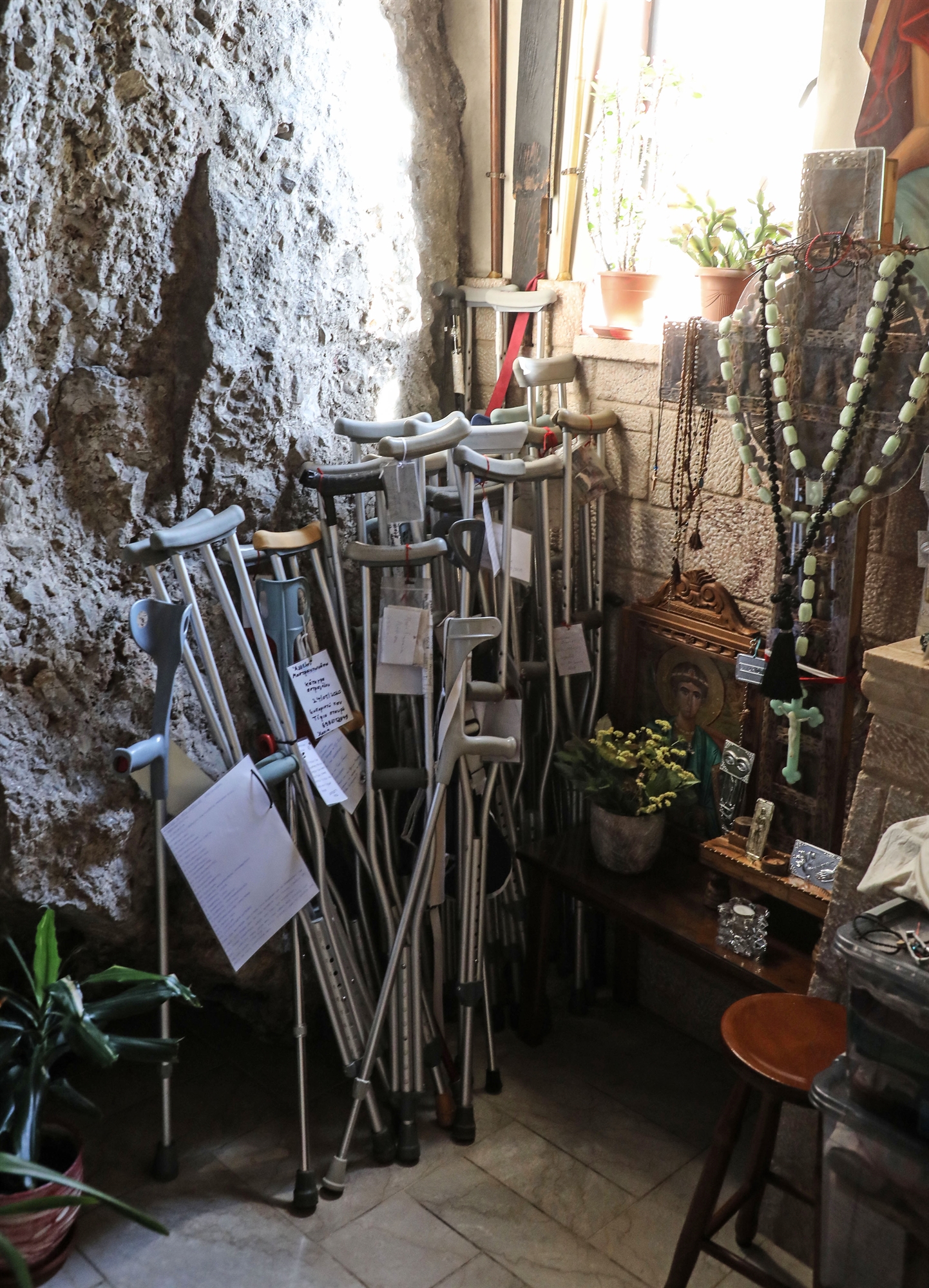 Ιερές κόντρες πυροδοτούν τα «θαύματα» του Λυκαβηττού-2