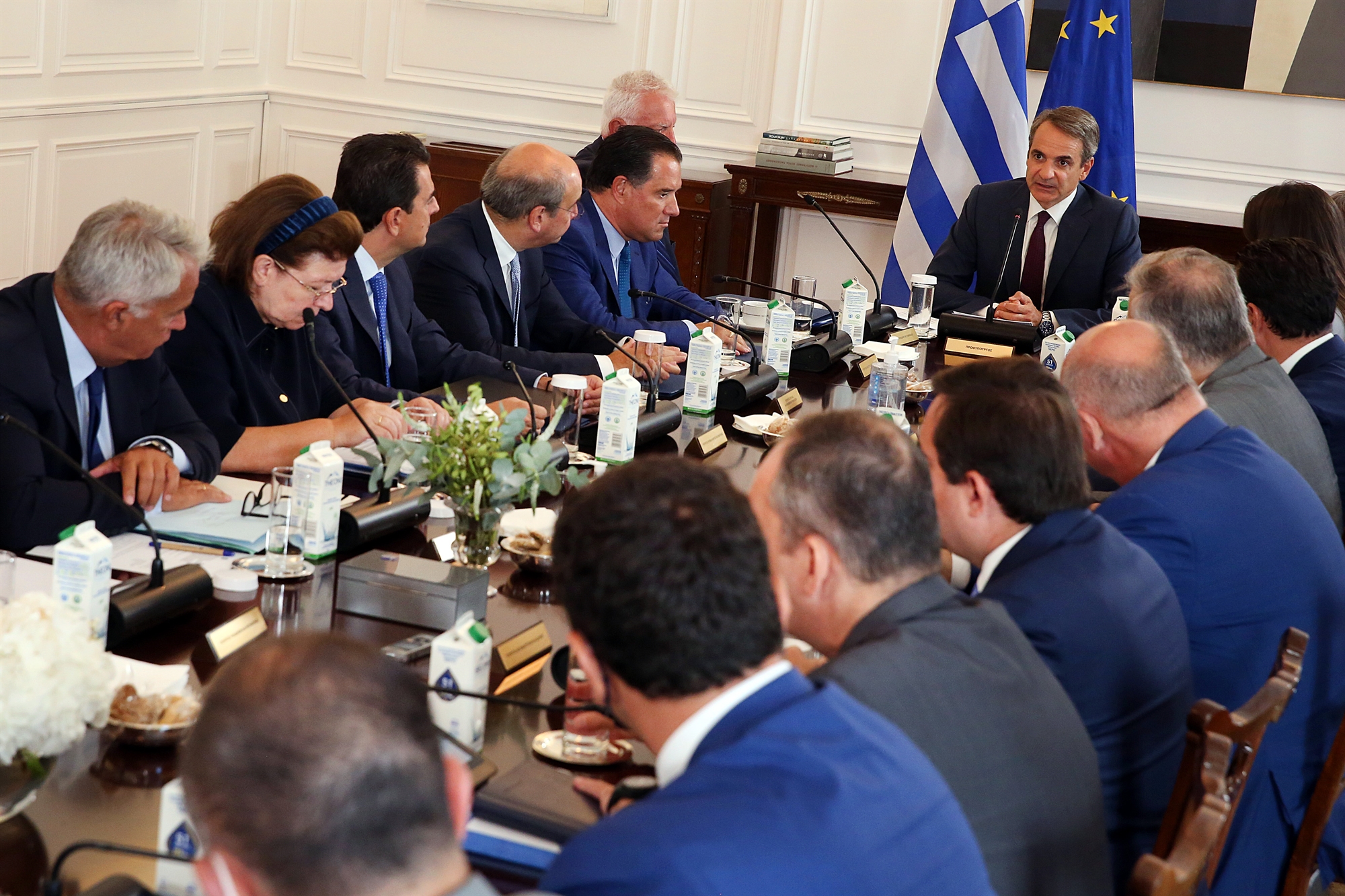 κινήσεις-με-φόντο-τις-κάλπες-562021438