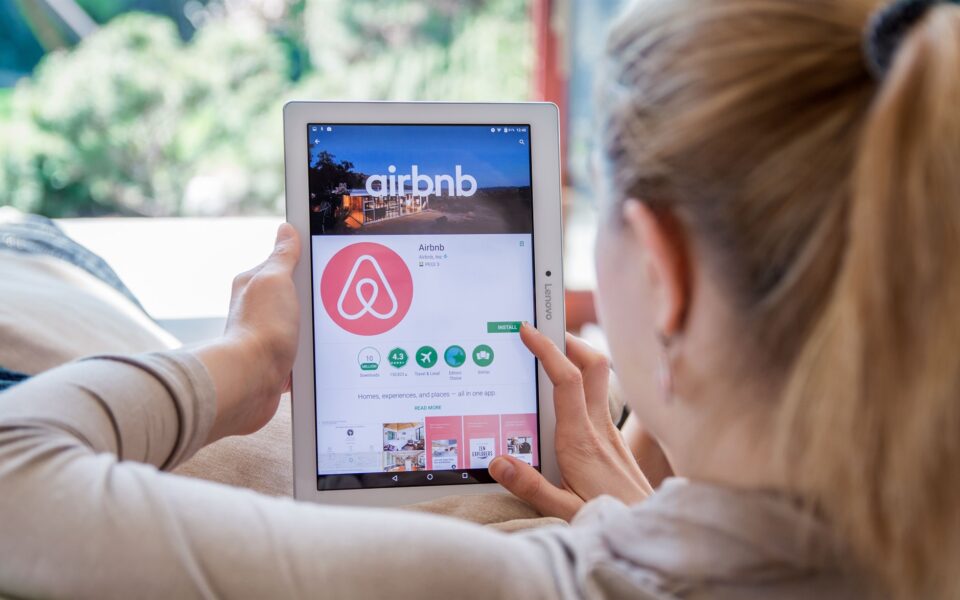 Airbnb: Ο τζίρος των 3 δισ. και τα «αγκάθια»-2