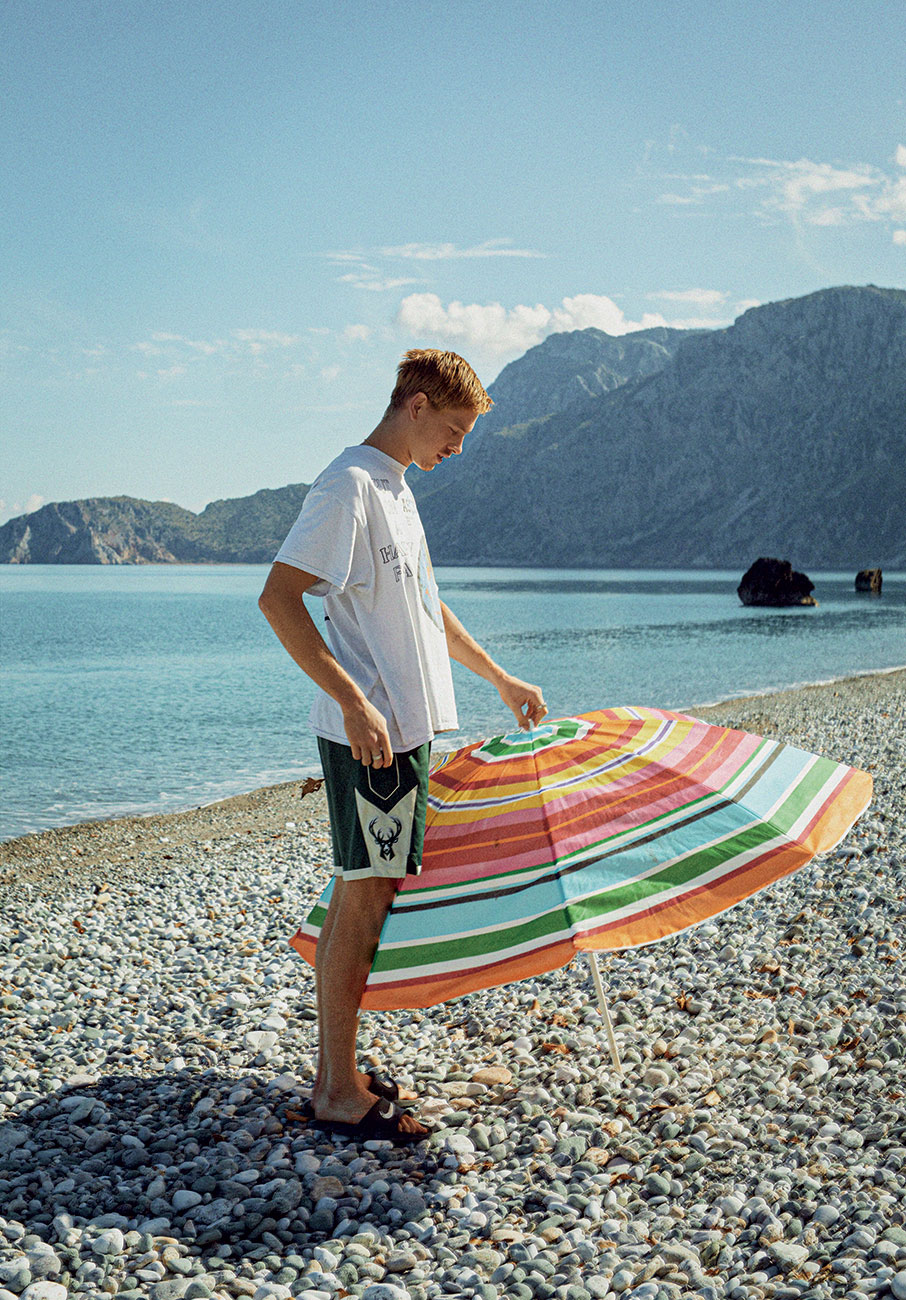 Harris Dickinson: Ο ανερχόμενος σταρ σε μια ανατρεπτική φωτογράφιση στη Χιλιαδού και το Κατάκολο-6