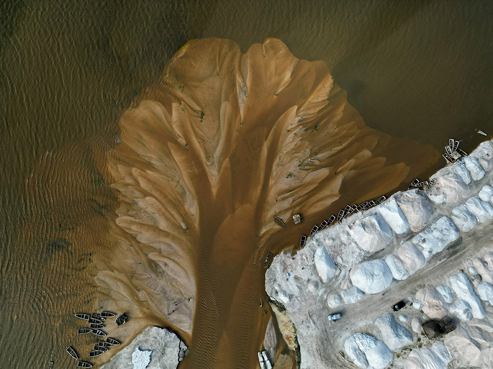 Προς τα μέσα