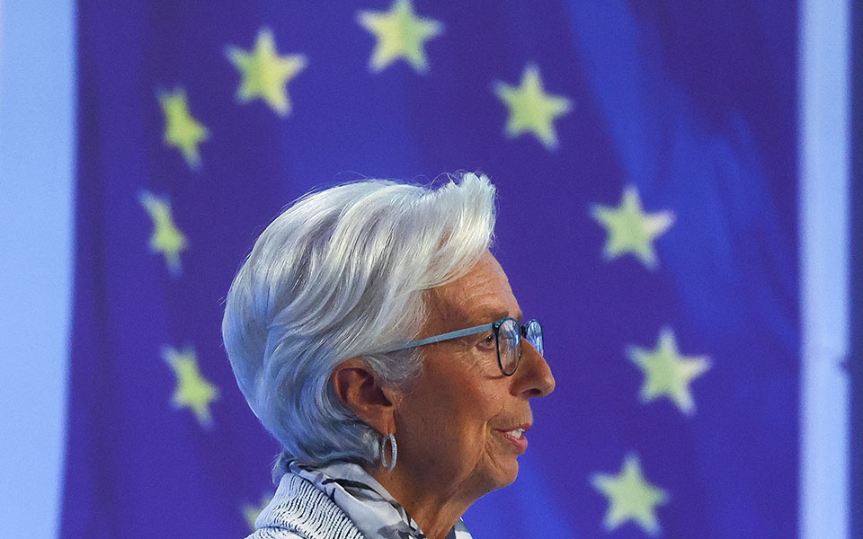 το-ακριβό-χρήμα-ήρθε-για-να-μείνει-562038967