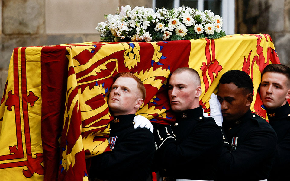 Βασίλισσα Ελισάβετ: Τα «dos» και τα «don’ts» του λαϊκού προσκυνήματος-1