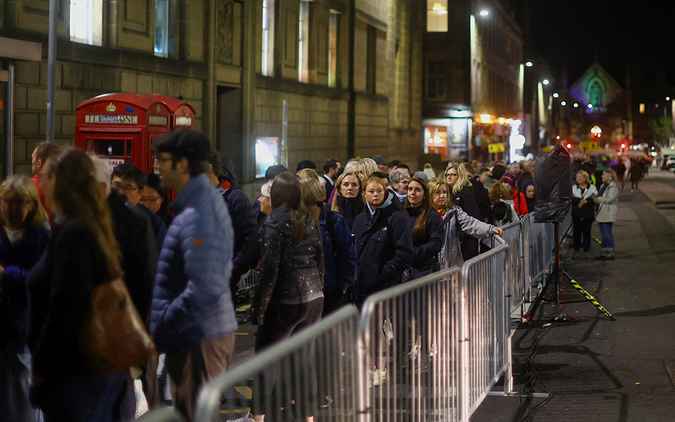 Βασίλισσα Ελισάβετ: «Ουρές» για το λαϊκό προσκύνημα στο Εδιμβούργο-2