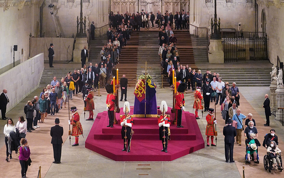 Βασίλισσα Ελισάβετ: «Ουρές» 16 χιλιομέτρων και αναμονή 14 ωρών για το λαϊκό προσκύνημα-1