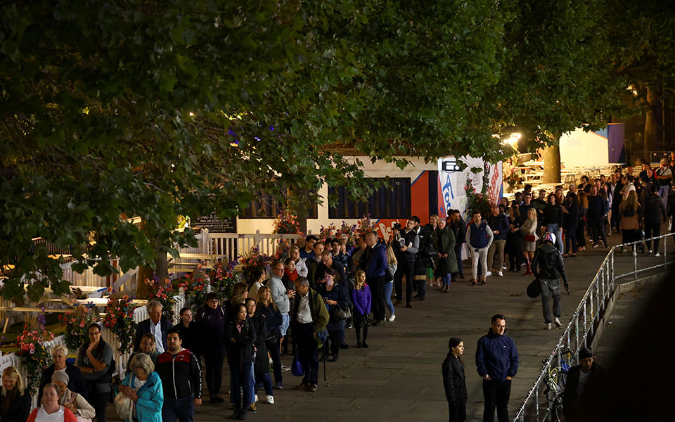 βασίλισσα-ελισάβετ-ουρές-16-χιλιομέτ-562044631