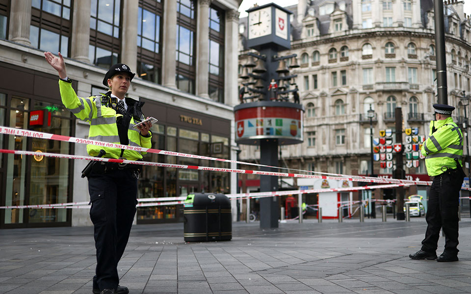 βρετανία-επίθεση-με-μαχαίρι-στην-καρ-562046677