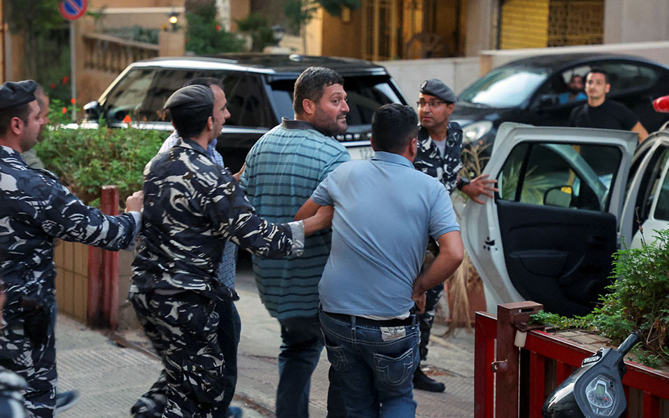 λίβανος-ληστεύουν-τράπεζες-για-να-σ-562047385