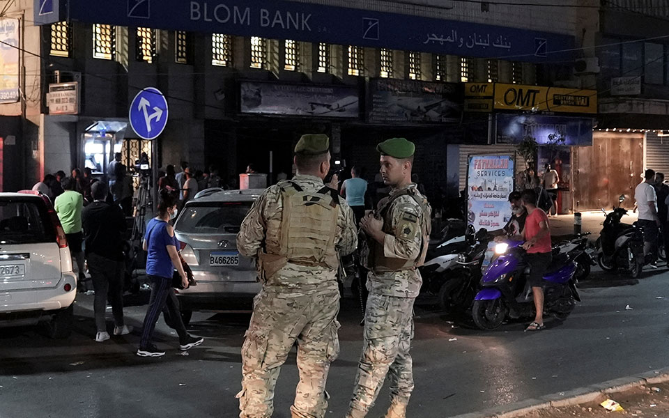Λίβανος: «Ληστεύουν» τράπεζες για να σηκώσουν τις αποταμιεύσεις τους-1