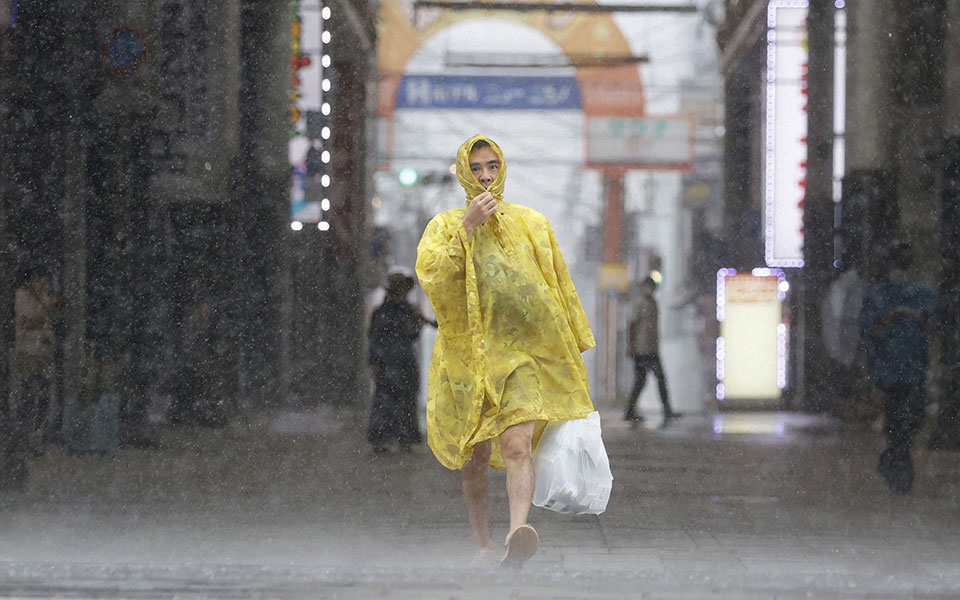 ο-τυφώνας-νανμαντόλ-πλήττει-την-ιαπων-562050553