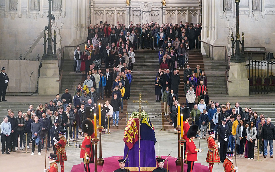 βασίλισσα-ελισάβετ-μικρότερη-από-το-α-562052686