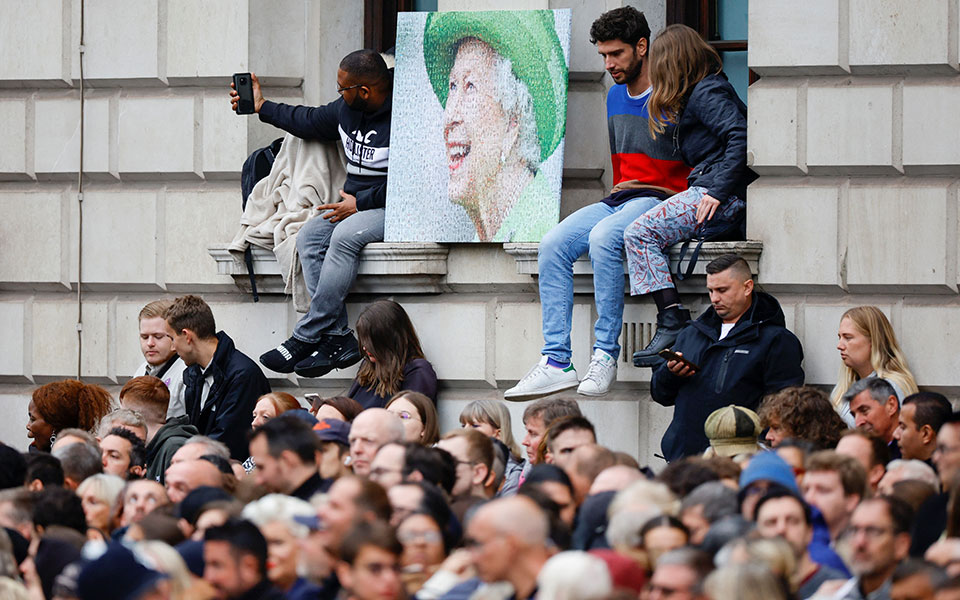 Το ύστατο χαίρε στη βασίλισσα Ελισάβετ – Λεπτό προς λεπτό η τελετή-12