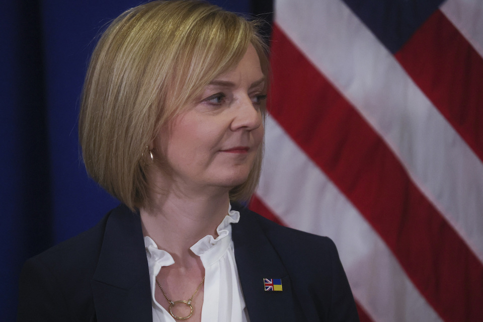 λιζ-τρας-μην-ακούτε-τις-απειλές-του-πού-562061944